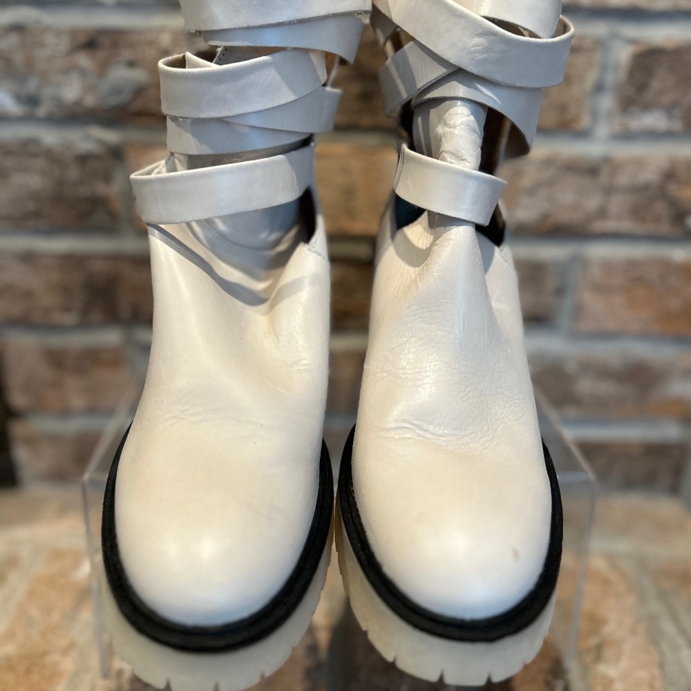 FPB2– Free People Cream Heeled Boots - Picture 5 of 8